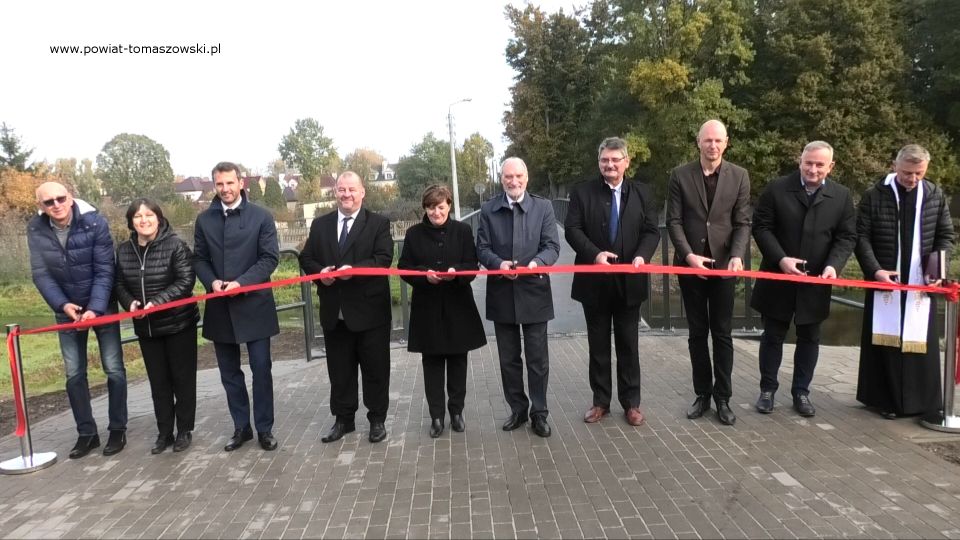 Na zdjęciu: zdjęcie z uroczystego oddania do użytku kładki dla pieszych na rzece Wolbórce na ulicy Zacisze w Tomaszowie Mazowieckim, które odbyło się we wtorek, 19 października 2021 roku
