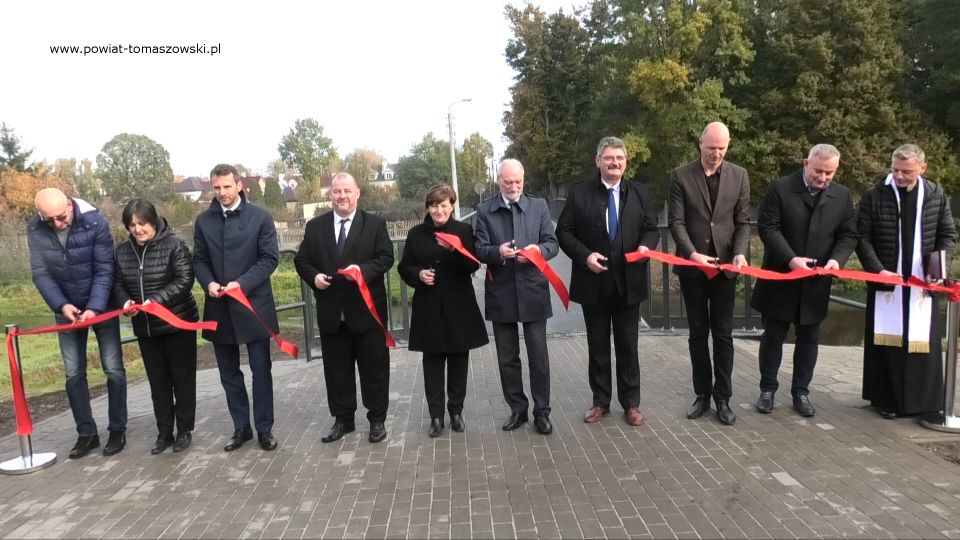 Na zdjęciu: zdjęcie z uroczystego oddania do użytku kładki dla pieszych na rzece Wolbórce na ulicy Zacisze w Tomaszowie Mazowieckim, które odbyło się we wtorek, 19 października 2021 roku