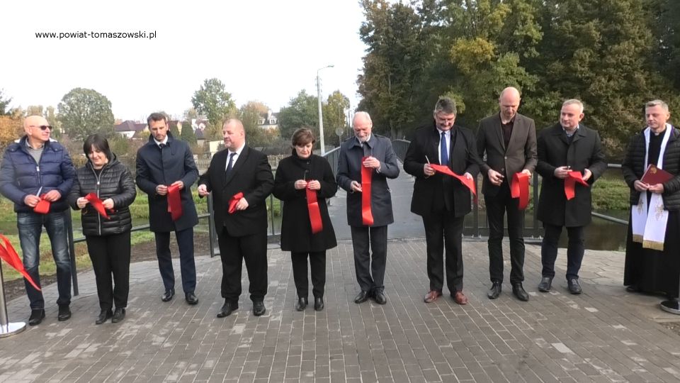 Na zdjęciu: zdjęcie z uroczystego oddania do użytku kładki dla pieszych na rzece Wolbórce na ulicy Zacisze w Tomaszowie Mazowieckim, które odbyło się we wtorek, 19 października 2021 roku