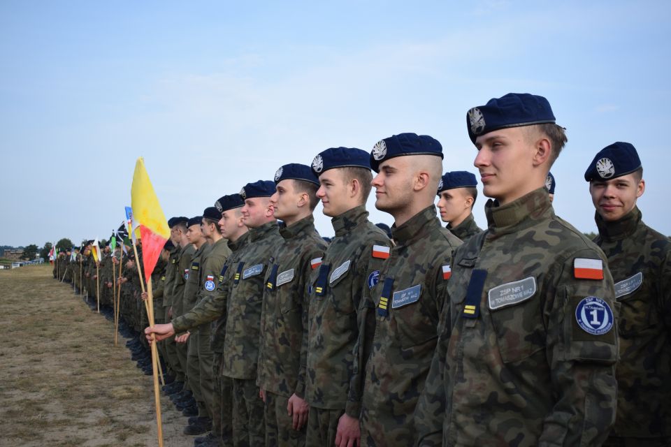 Na zdjęciu: zdjęcie z VI Centralnego Zlotu Klas Mundurowych w Wędrzynie, w którym udział wzięli kadeci z Zespołu Szkół Ponadpodstawowych nr 1 w Tomaszowie Mazowieckim, reprezentujący województwo łódzkie