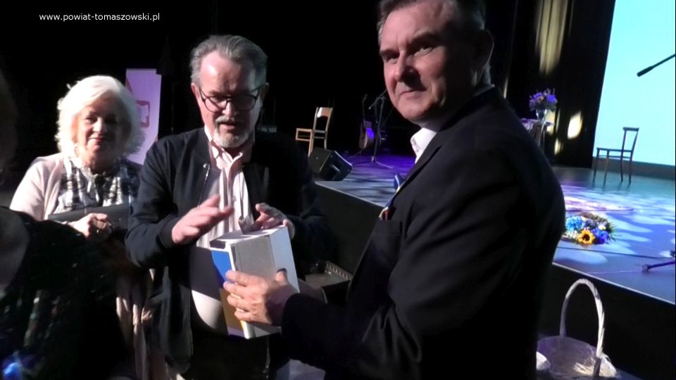 Zdjęcie z koncertu pt. „Świat się pomylił…”, który odbył się w Powiatowym Centrum Animacji Społecznej w Tomaszowie Mazowieckim w piątek, 25 marca 2022 roku. Podczas koncertu miała miejsce zbiórka do puszek na rzecz pomocy Ukrainie