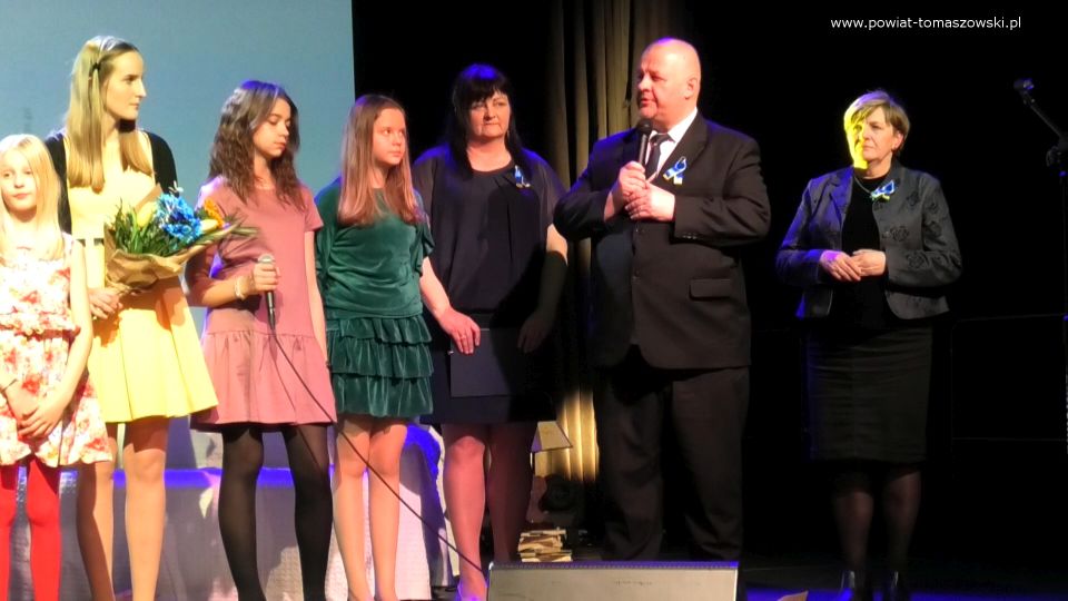Zdjęcie z koncertu pt. „Świat się pomylił…”, który odbył się w Powiatowym Centrum Animacji Społecznej w Tomaszowie Mazowieckim w piątek, 25 marca 2022 roku. Podczas koncertu miała miejsce zbiórka do puszek na rzecz pomocy Ukrainie