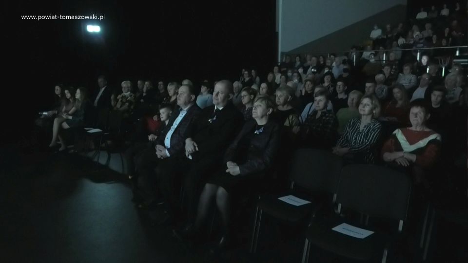 Zdjęcie z koncertu pt. „Świat się pomylił…”, który odbył się w Powiatowym Centrum Animacji Społecznej w Tomaszowie Mazowieckim w piątek, 25 marca 2022 roku. Podczas koncertu miała miejsce zbiórka do puszek na rzecz pomocy Ukrainie