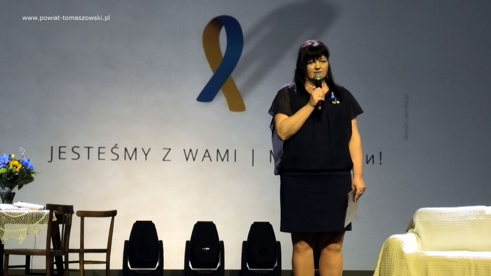 Zdjęcie z koncertu pt. „Świat się pomylił…”, który odbył się w Powiatowym Centrum Animacji Społecznej w Tomaszowie Mazowieckim w piątek, 25 marca 2022 roku. Podczas koncertu miała miejsce zbiórka do puszek na rzecz pomocy Ukrainie