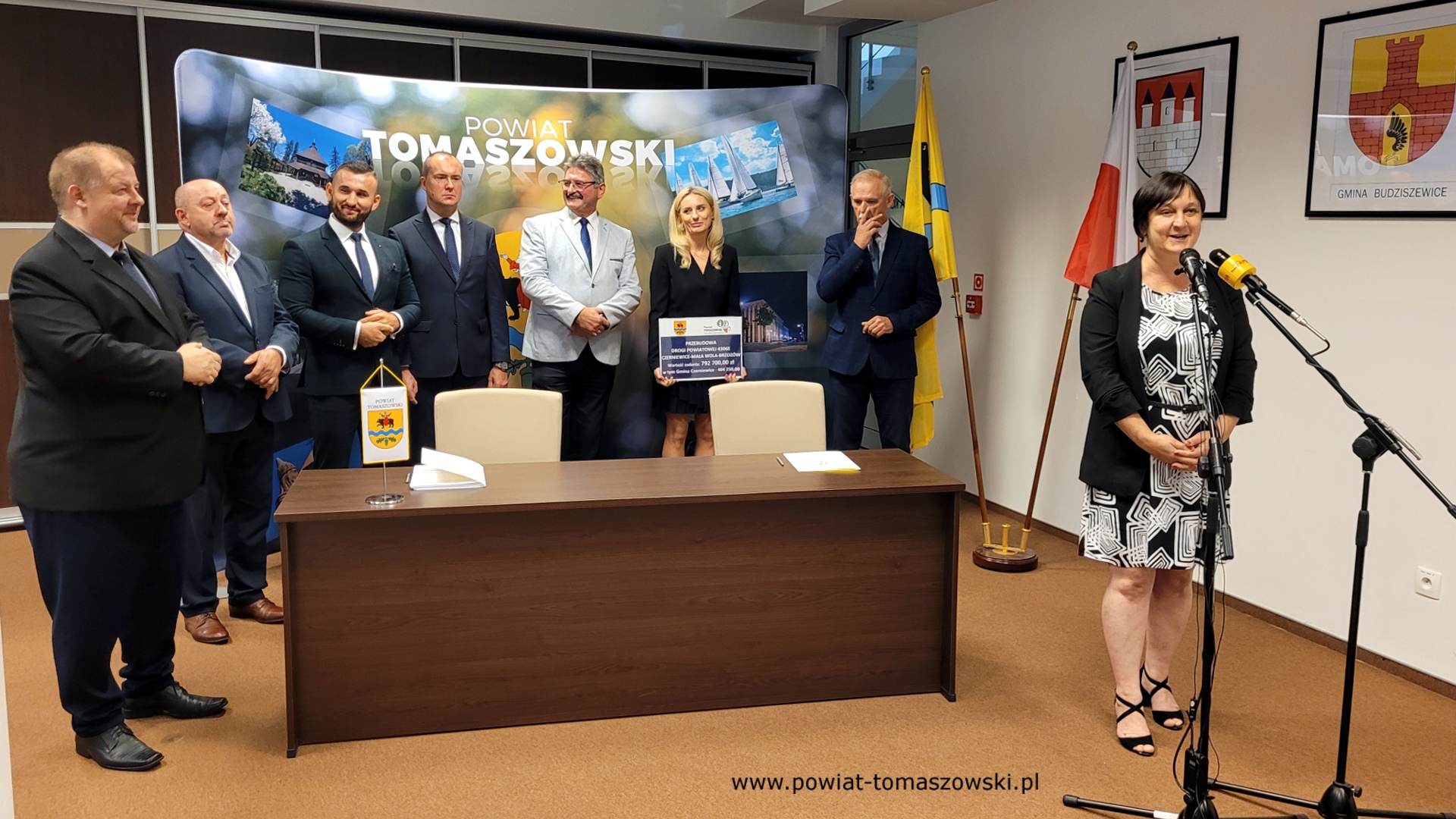 Na zdjęciu: od prawej: Elżbieta Rudzka – dyrektor Zarządu Dróg Powiatowych, Włodzimierz Justyna – przewodniczący Komisji Rewizyjnej, Katarzyna Kmita - właściciel Przedsiębiorstwa Handlowo–Usługowego KAMI, Leszek Ogórek – Wicestarosta Powiatu Tomaszowskiego, Michał Czechowicz – członek Zarządu Powiatu Tomaszowskiego, Grzegorz Glimasiński – przewodniczący Komisji Bezpieczeństwa Publicznego i Transportu, Leon Karwat – przewodniczący Komisji Edukacji, Kultury i Sportu, Mariusz Węgrzynowski – Starosta Powiatu Tomaszowskiego, podczas konferencji prasowej, na której podpisane zostały umowy z wykonawcą, Firmą KAMI, na realizację zadań: Przebudowa układu komunikacyjnego w celu poprawy bezpieczeństwa w ruchu drogi powiatowej nr 4306E w miejscowości Bartoszówka  na odcinku 450 m i zadania: Przebudowa układu komunikacyjnego w celu poprawy bezpieczeństwa w ruchu drogi powiatowej nr 4306E Czerniewice – Mała Wola - Brzozów  na odcinku 990 m.