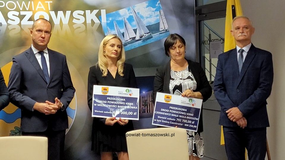 Na zdjęciu: od prawej: Włodzimierz Justyna – przewodniczący Komisji Rewizyjnej, Elżbieta Rudzka – dyrektor Zarządu Dróg Powiatowych, Katarzyna Kmita - właściciel Przedsiębiorstwa Handlowo–Usługowego KAMI, Michał Czechowicz – członek Zarządu Powiatu Tomaszowskiego, podczas konferencji prasowej, na której podpisane zostały umowy z wykonawcą, Firmą KAMI, na realizację zadań: Przebudowa układu komunikacyjnego w celu poprawy bezpieczeństwa w ruchu drogi powiatowej nr 4306E w miejscowości Bartoszówka  na odcinku 450 m i zadania: Przebudowa układu komunikacyjnego w celu poprawy bezpieczeństwa w ruchu drogi powiatowej nr 4306E Czerniewice – Mała Wola - Brzozów  na odcinku 990 m.