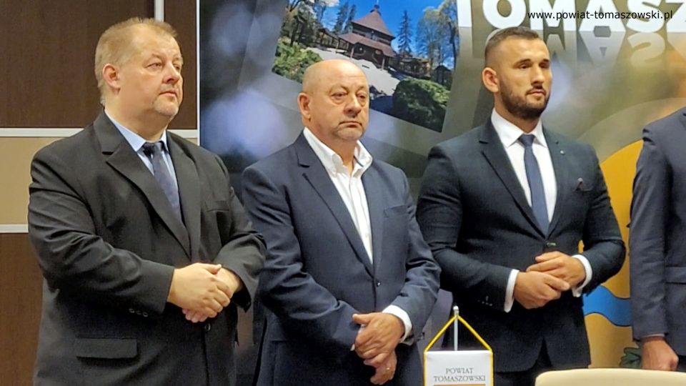 Na zdjęciu: od prawej: Grzegorz Glimasiński – przewodniczący Komisji Bezpieczeństwa Publicznego i Transportu, Leon Karwat – przewodniczący Komisji Edukacji, Kultury i Sportu, Mariusz Węgrzynowski – Starosta Powiatu Tomaszowskiego, podczas konferencji prasowej, na której podpisane zostały umowy z wykonawcą, Firmą KAMI, na realizację zadań: Przebudowa układu komunikacyjnego w celu poprawy bezpieczeństwa w ruchu drogi powiatowej nr 4306E w miejscowości Bartoszówka  na odcinku 450 m i zadania: Przebudowa układu komunikacyjnego w celu poprawy bezpieczeństwa w ruchu drogi powiatowej nr 4306E Czerniewice – Mała Wola - Brzozów  na odcinku 990 m.