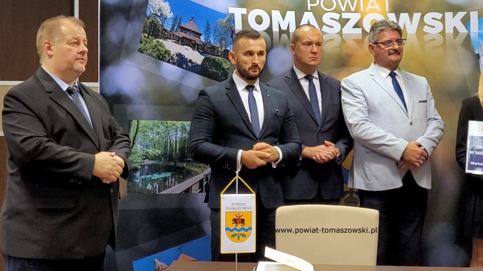 Na zdjęciu: od prawej: Leszek Ogórek – Wicestarosta Powiatu Tomaszowskiego, Michał Czechowicz – członek Zarządu Powiatu Tomaszowskiego, Grzegorz Glimasiński – przewodniczący Komisji Bezpieczeństwa Publicznego i Transportu, Mariusz Węgrzynowski – Starosta Powiatu Tomaszowskiego, podczas konferencji prasowej, na której podpisane zostały umowy z wykonawcą, Firmą KAMI, na realizację zadań: Przebudowa układu komunikacyjnego w celu poprawy bezpieczeństwa w ruchu drogi powiatowej nr 4306E w miejscowości Bartoszówka  na odcinku 450 m i zadania: Przebudowa układu komunikacyjnego w celu poprawy bezpieczeństwa w ruchu drogi powiatowej nr 4306E Czerniewice – Mała Wola - Brzozów  na odcinku 990 m.