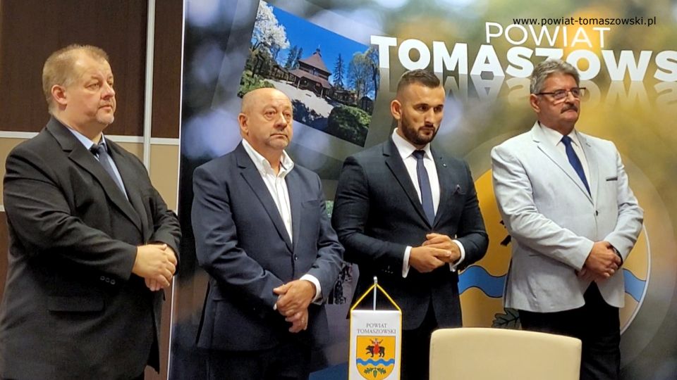 Na zdjęciu: od prawej: Leszek Ogórek – Wicestarosta Powiatu Tomaszowskiego, Grzegorz Glimasiński – przewodniczący Komisji Bezpieczeństwa Publicznego i Transportu, Leon Karwat – przewodniczący Komisji Edukacji, Kultury i Sportu, Mariusz Węgrzynowski – Starosta Powiatu Tomaszowskiego, podczas konferencji prasowej, na której podpisane zostały umowy z wykonawcą, Firmą KAMI, na realizację zadań: Przebudowa układu komunikacyjnego w celu poprawy bezpieczeństwa w ruchu drogi powiatowej nr 4306E w miejscowości Bartoszówka  na odcinku 450 m i zadania: Przebudowa układu komunikacyjnego w celu poprawy bezpieczeństwa w ruchu drogi powiatowej nr 4306E Czerniewice – Mała Wola - Brzozów  na odcinku 990 m.