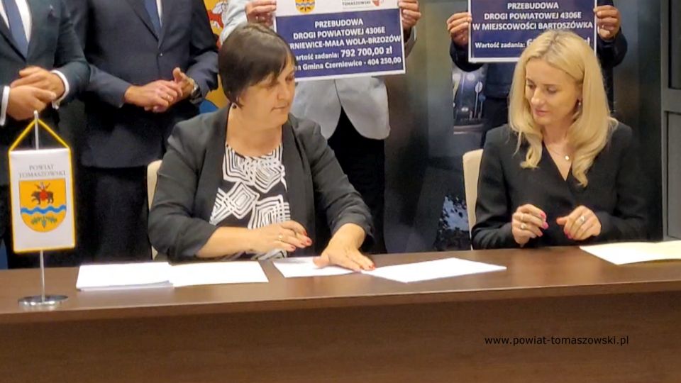 Na zdjęciu: od prawej: Katarzyna Kmita - właściciel Przedsiębiorstwa Handlowo–Usługowego KAMI, Elżbieta Rudzka – dyrektor Zarządu Dróg Powiatowych, podczas konferencji prasowej, na której podpisane zostały umowy z wykonawcą, Firmą KAMI, na realizację zadań: Przebudowa układu komunikacyjnego w celu poprawy bezpieczeństwa w ruchu drogi powiatowej nr 4306E w miejscowości Bartoszówka  na odcinku 450 m i zadania: Przebudowa układu komunikacyjnego w celu poprawy bezpieczeństwa w ruchu drogi powiatowej nr 4306E Czerniewice – Mała Wola - Brzozów  na odcinku 990 m.
