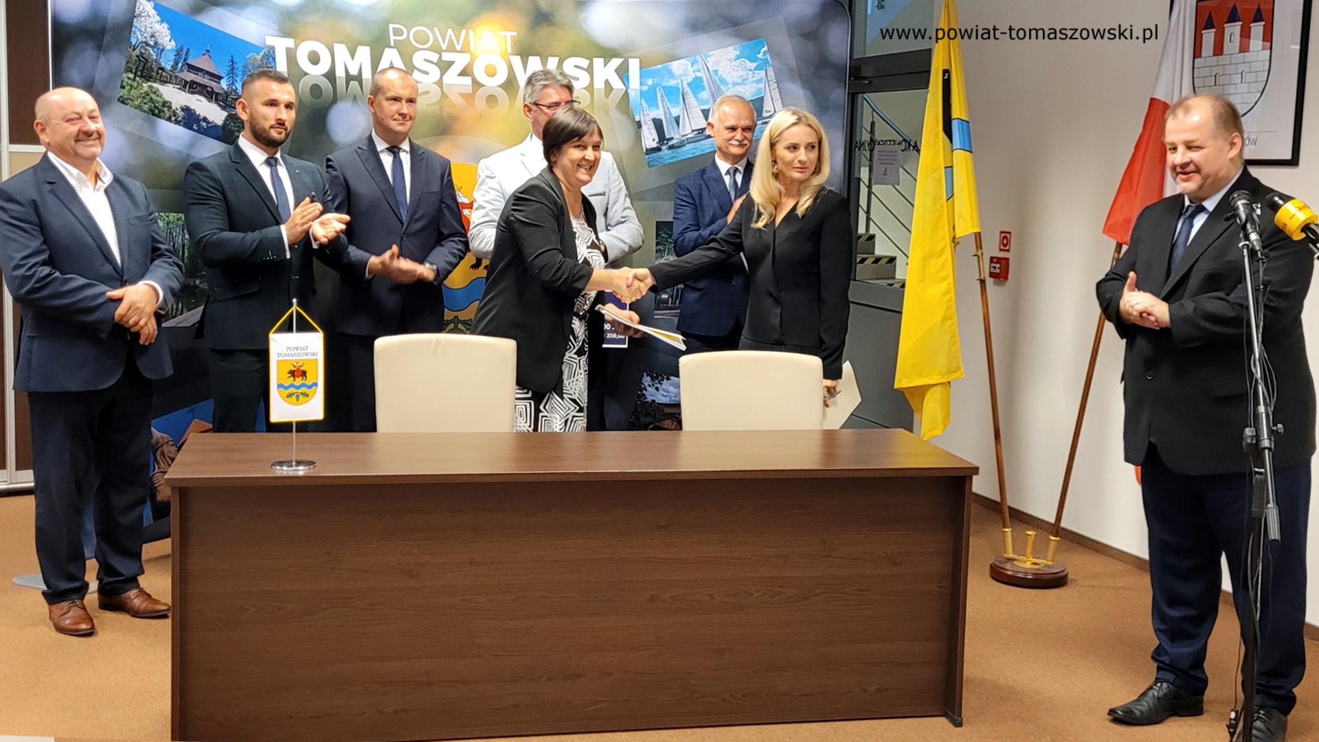 Na zdjęciu: od prawej: Mariusz Węgrzynowski – Starosta Powiatu Tomaszowskiego, Katarzyna Kmita - właściciel Przedsiębiorstwa Handlowo–Usługowego KAMI, Włodzimierz Justyna – przewodniczący Komisji Rewizyjnej, Elżbieta Rudzka – dyrektor Zarządu Dróg Powiatowych, Leszek Ogórek – Wicestarosta Powiatu Tomaszowskiego, Michał Czechowicz – członek Zarządu Powiatu Tomaszowskiego, Grzegorz Glimasiński – przewodniczący Komisji Bezpieczeństwa Publicznego i Transportu, Leon Karwat – przewodniczący Komisji Edukacji, Kultury i Sportu, podczas konferencji prasowej, na której podpisane zostały umowy z wykonawcą, Firmą KAMI, na realizację zadań: Przebudowa układu komunikacyjnego w celu poprawy bezpieczeństwa w ruchu drogi powiatowej nr 4306E w miejscowości Bartoszówka  na odcinku 450 m i zadania: Przebudowa układu komunikacyjnego w celu poprawy bezpieczeństwa w ruchu drogi powiatowej nr 4306E Czerniewice – Mała Wola - Brzozów  na odcinku 990 m.