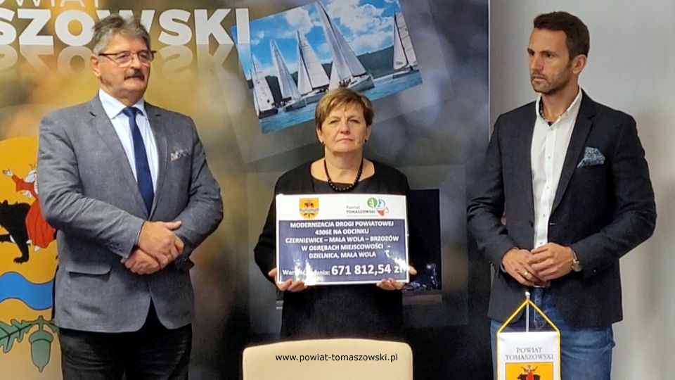 Na zdjęciu: od prawej: Marek Kubiak – członek Zarządu Powiatu Tomaszowskiego, Elżbieta Łojszczyk - członek Zarządu Powiatu Tomaszowskiego, Leszek Ogórek – Wicestarosta Powiatu Tomaszowskiego, podczas konferencji prasowej, na której podpisana została umowa na realizację zadania pod nazwą: Modernizacja drogi powiatowej 4306E na odcinku Czerniewice – Mała Wola - Brzozów w obrębach miejscowości Dzielnica, Mała Wola, na odcinku 1450 m (500 m w miejscowości Mała Wola, 950 m miejscowości Dzielnica), która odbyła się w środę, 3 listopada 2021 roku, w sali konferencyjnej w Starostwie Powiatowym w Tomaszowie Mazowieckim