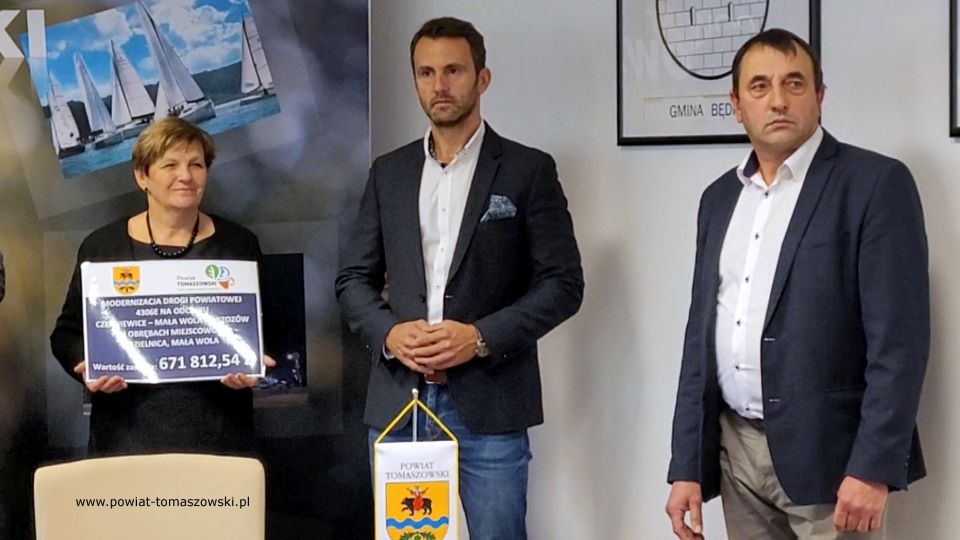 Na zdjęciu: od prawej: Dariusz Kowalczyk – radny Rady Powiatu Tomaszowskiego, Marek Kubiak – członek Zarządu Powiatu Tomaszowskiego, Elżbieta Łojszczyk - członek Zarządu Powiatu Tomaszowskiego, podczas konferencji prasowej, na której podpisana została umowa na realizację zadania pod nazwą: Modernizacja drogi powiatowej 4306E na odcinku Czerniewice – Mała Wola - Brzozów w obrębach miejscowości Dzielnica, Mała Wola, na odcinku 1450 m (500 m w miejscowości Mała Wola, 950 m miejscowości Dzielnica), która odbyła się w środę, 3 listopada 2021 roku, w sali konferencyjnej w Starostwie Powiatowym w Tomaszowie Mazowieckim