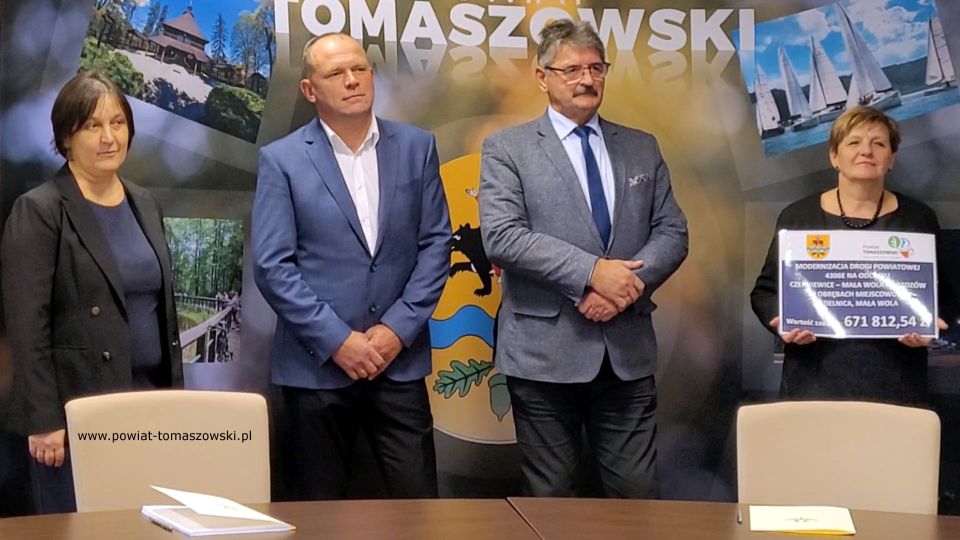 Na zdjęciu: od prawej: Elżbieta Łojszczyk - członek Zarządu Powiatu Tomaszowskiego, Leszek Ogórek – Wicestarosta Powiatu Tomaszowskiego, Ryszard Skoneczny – właściciel FH Agro-Trans z Czerniewic, wykonawca prac, Elżbieta Rudzka – dyrektor Zarządu Dróg Powiatowych, podczas konferencji prasowej, na której podpisana została umowa na realizację zadania pod nazwą: Modernizacja drogi powiatowej 4306E na odcinku Czerniewice – Mała Wola - Brzozów w obrębach miejscowości Dzielnica, Mała Wola, na odcinku 1450 m (500 m w miejscowości Mała Wola, 950 m miejscowości Dzielnica), która odbyła się w środę, 3 listopada 2021 roku, w sali konferencyjnej w Starostwie Powiatowym w Tomaszowie Mazowieckim