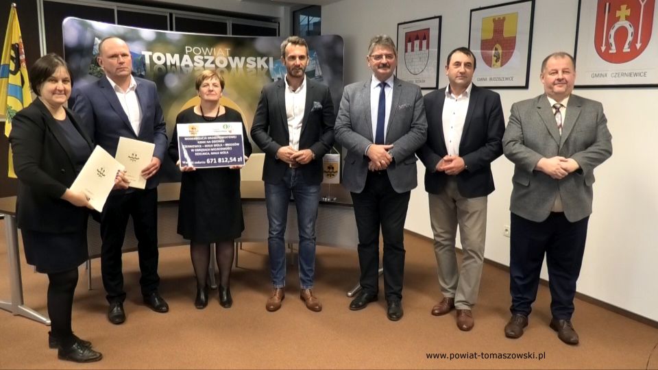 Na zdjęciu: od prawej: Mariusz Węgrzynowski – Starosta Powiatu Tomaszowskiego, Dariusz Kowalczyk – radny Rady Powiatu Tomaszowskiego, Leszek Ogórek – Wicestarosta Powiatu Tomaszowskiego, Marek Kubiak – członek Zarządu Powiatu Tomaszowskiego, Elżbieta Łojszczyk - członek Zarządu Powiatu Tomaszowskiego, Ryszard Skoneczny – właściciel FH Agro-Trans z Czerniewic, wykonawca prac, Elżbieta Rudzka – dyrektor Zarządu Dróg Powiatowych, podczas konferencji prasowej, na której podpisana została umowa na realizację zadania pod nazwą: Modernizacja drogi powiatowej 4306E na odcinku Czerniewice – Mała Wola - Brzozów w obrębach miejscowości Dzielnica, Mała Wola, na odcinku 1450 m (500 m w miejscowości Mała Wola, 950 m miejscowości Dzielnica), która odbyła się w środę, 3 listopada 2021 roku, w sali konferencyjnej w Starostwie Powiatowym w Tomaszowie Mazowieckim