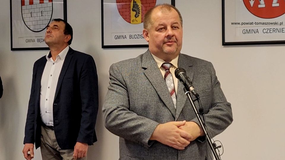Na zdjęciu: Mariusz Węgrzynowski – Starosta Powiatu Tomaszowskiego, z tyłu Dariusz Kowalczyk – radny Rady Powiatu Tomaszowskiego, podczas konferencji prasowej, na której podpisana została umowa na realizację zadania pod nazwą: Modernizacja drogi powiatowej 4306E na odcinku Czerniewice – Mała Wola - Brzozów w obrębach miejscowości Dzielnica, Mała Wola, na odcinku 1450 m (500 m w miejscowości Mała Wola, 950 m miejscowości Dzielnica), która odbyła się w środę, 3 listopada 2021 roku, w sali konferencyjnej w Starostwie Powiatowym w Tomaszowie Mazowieckim