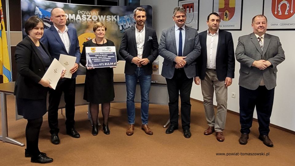 Na zdjęciu: od prawej: Mariusz Węgrzynowski – Starosta Powiatu Tomaszowskiego, Dariusz Kowalczyk – radny Rady Powiatu Tomaszowskiego, Leszek Ogórek – Wicestarosta Powiatu Tomaszowskiego, Marek Kubiak – członek Zarządu Powiatu Tomaszowskiego, Elżbieta Łojszczyk - członek Zarządu Powiatu Tomaszowskiego, Ryszard Skoneczny – właściciel FH Agro-Trans z Czerniewic, wykonawca prac, Elżbieta Rudzka – dyrektor Zarządu Dróg Powiatowych, podczas konferencji prasowej, na której podpisana została umowa na realizację zadania pod nazwą: Modernizacja drogi powiatowej 4306E na odcinku Czerniewice – Mała Wola - Brzozów w obrębach miejscowości Dzielnica, Mała Wola, na odcinku 1450 m (500 m w miejscowości Mała Wola, 950 m miejscowości Dzielnica), która odbyła się w środę, 3 listopada 2021 roku, w sali konferencyjnej w Starostwie Powiatowym w Tomaszowie Mazowieckim