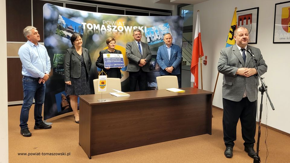  Na zdjęciu: uczestnicy konferencji prasowej, która odbyła się w piątek, 22 października 2021 roku, w sali konferencyjnej w Starostwie Powiatowym w Tomaszowie Mazowieckim, podczas której podpisana została umowa na remont chodnika na ulicy Majowej: Mariusz Węgrzynowski – Starosta Powiatu Tomaszowskiego, Leszek Ogórek – Wicestarosta Powiatu Tomaszowskiego, Elżbieta Łojszczyk – członek Zarządu Powiatu Tomaszowskiego, Szymon Michalak – radny Rady Powiatu Tomaszowskiego, Elżbieta Rudzka – dyrektor Zarządu Dróg Powiatowych i Jarosław Bebak – właściciel Firmy Progres Bud z Mniszkowa, wykonawca remontu chodnika na ulicy Majowej 