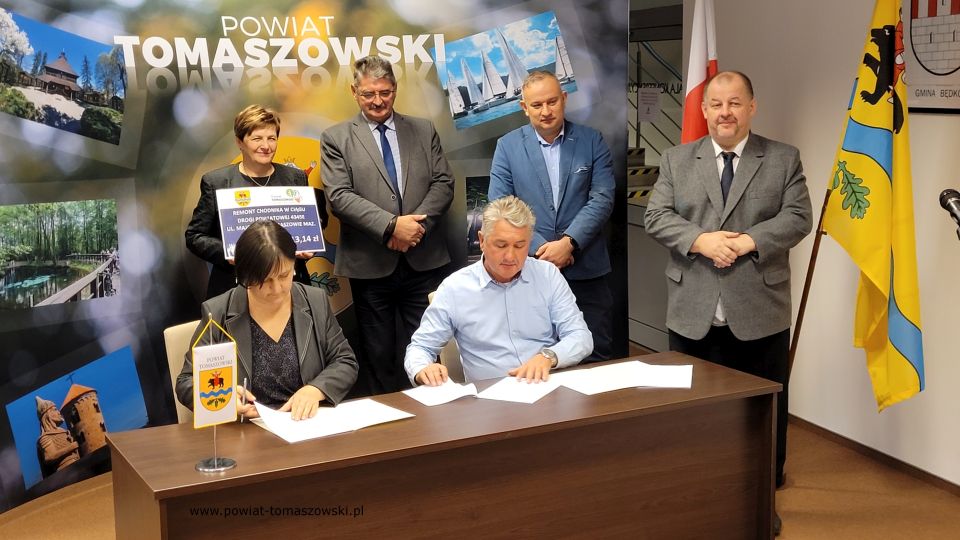  Na zdjęciu: uczestnicy konferencji prasowej, która odbyła się w piątek, 22 października 2021 roku, w sali konferencyjnej w Starostwie Powiatowym w Tomaszowie Mazowieckim, podczas której podpisana została umowa na remont chodnika na ulicy Majowej: Mariusz Węgrzynowski – Starosta Powiatu Tomaszowskiego, Leszek Ogórek – Wicestarosta Powiatu Tomaszowskiego, Elżbieta Łojszczyk – członek Zarządu Powiatu Tomaszowskiego, Szymon Michalak – radny Rady Powiatu Tomaszowskiego, Elżbieta Rudzka – dyrektor Zarządu Dróg Powiatowych i Jarosław Bebak – właściciel Firmy Progres Bud z Mniszkowa, wykonawca remontu chodnika na ulicy Majowej 