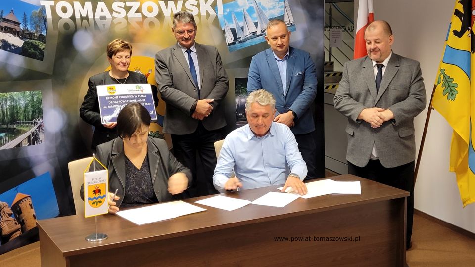  Na zdjęciu: uczestnicy konferencji prasowej, która odbyła się w piątek, 22 października 2021 roku, w sali konferencyjnej w Starostwie Powiatowym w Tomaszowie Mazowieckim, podczas której podpisana została umowa na remont chodnika na ulicy Majowej: Mariusz Węgrzynowski – Starosta Powiatu Tomaszowskiego, Leszek Ogórek – Wicestarosta Powiatu Tomaszowskiego, Elżbieta Łojszczyk – członek Zarządu Powiatu Tomaszowskiego, Szymon Michalak – radny Rady Powiatu Tomaszowskiego, Elżbieta Rudzka – dyrektor Zarządu Dróg Powiatowych i Jarosław Bebak – właściciel Firmy Progres Bud z Mniszkowa, wykonawca remontu chodnika na ulicy Majowej 