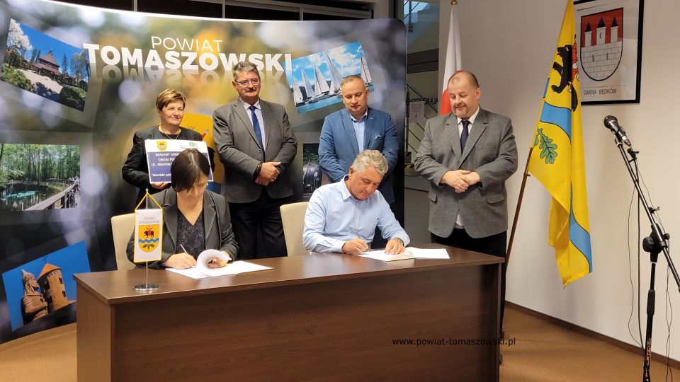  Na zdjęciu: uczestnicy konferencji prasowej, która odbyła się w piątek, 22 października 2021 roku, w sali konferencyjnej w Starostwie Powiatowym w Tomaszowie Mazowieckim, podczas której podpisana została umowa na remont chodnika na ulicy Majowej: Mariusz Węgrzynowski – Starosta Powiatu Tomaszowskiego, Leszek Ogórek – Wicestarosta Powiatu Tomaszowskiego, Elżbieta Łojszczyk – członek Zarządu Powiatu Tomaszowskiego, Szymon Michalak – radny Rady Powiatu Tomaszowskiego, Elżbieta Rudzka – dyrektor Zarządu Dróg Powiatowych i Jarosław Bebak – właściciel Firmy Progres Bud z Mniszkowa, wykonawca remontu chodnika na ulicy Majowej 