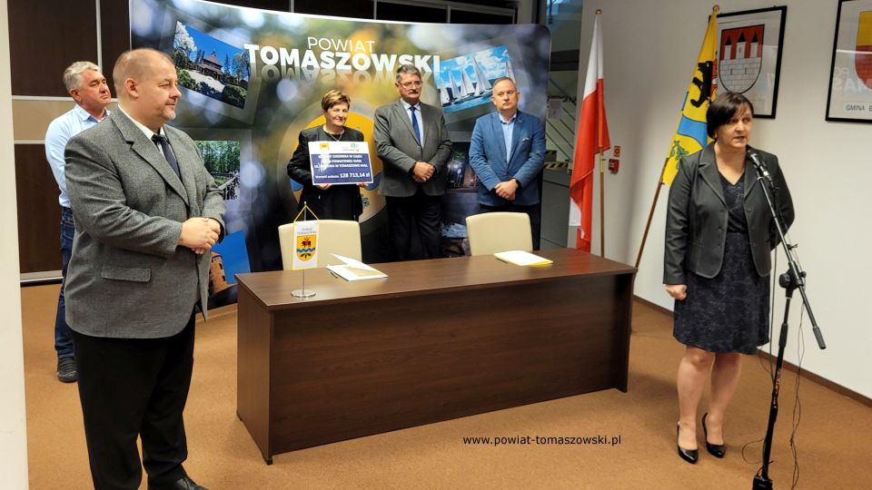  Na zdjęciu: uczestnicy konferencji prasowej, która odbyła się w piątek, 22 października 2021 roku, w sali konferencyjnej w Starostwie Powiatowym w Tomaszowie Mazowieckim, podczas której podpisana została umowa na remont chodnika na ulicy Majowej: Mariusz Węgrzynowski – Starosta Powiatu Tomaszowskiego, Leszek Ogórek – Wicestarosta Powiatu Tomaszowskiego, Elżbieta Łojszczyk – członek Zarządu Powiatu Tomaszowskiego, Szymon Michalak – radny Rady Powiatu Tomaszowskiego, Elżbieta Rudzka – dyrektor Zarządu Dróg Powiatowych i Jarosław Bebak – właściciel Firmy Progres Bud z Mniszkowa, wykonawca remontu chodnika na ulicy Majowej 