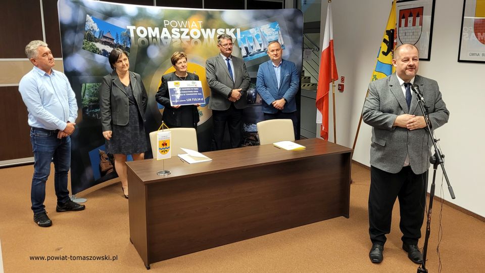  Na zdjęciu: uczestnicy konferencji prasowej, która odbyła się w piątek, 22 października 2021 roku, w sali konferencyjnej w Starostwie Powiatowym w Tomaszowie Mazowieckim, podczas której podpisana została umowa na remont chodnika na ulicy Majowej: Mariusz Węgrzynowski – Starosta Powiatu Tomaszowskiego, Leszek Ogórek – Wicestarosta Powiatu Tomaszowskiego, Elżbieta Łojszczyk – członek Zarządu Powiatu Tomaszowskiego, Szymon Michalak – radny Rady Powiatu Tomaszowskiego, Elżbieta Rudzka – dyrektor Zarządu Dróg Powiatowych i Jarosław Bebak – właściciel Firmy Progres Bud z Mniszkowa, wykonawca remontu chodnika na ulicy Majowej 