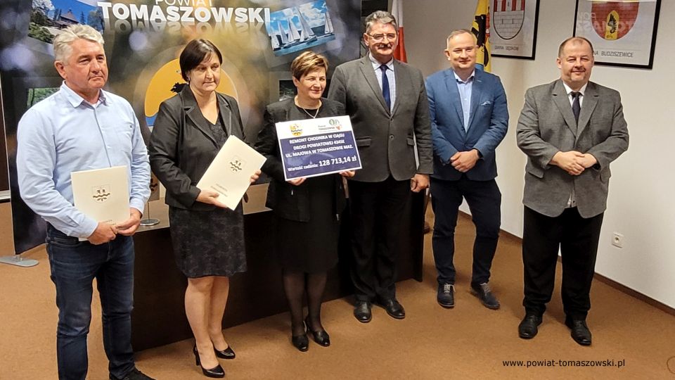  Na zdjęciu: uczestnicy konferencji prasowej, która odbyła się w piątek, 22 października 2021 roku, w sali konferencyjnej w Starostwie Powiatowym w Tomaszowie Mazowieckim, podczas której podpisana została umowa na remont chodnika na ulicy Majowej: Mariusz Węgrzynowski – Starosta Powiatu Tomaszowskiego, Leszek Ogórek – Wicestarosta Powiatu Tomaszowskiego, Elżbieta Łojszczyk – członek Zarządu Powiatu Tomaszowskiego, Szymon Michalak – radny Rady Powiatu Tomaszowskiego, Elżbieta Rudzka – dyrektor Zarządu Dróg Powiatowych i Jarosław Bebak – właściciel Firmy Progres Bud z Mniszkowa, wykonawca remontu chodnika na ulicy Majowej 