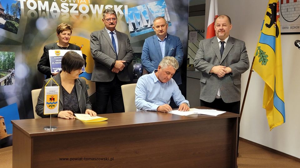  Na zdjęciu: uczestnicy konferencji prasowej, która odbyła się w piątek, 22 października 2021 roku, w sali konferencyjnej w Starostwie Powiatowym w Tomaszowie Mazowieckim, podczas której podpisana została umowa na remont chodnika na ulicy Majowej: Mariusz Węgrzynowski – Starosta Powiatu Tomaszowskiego, Leszek Ogórek – Wicestarosta Powiatu Tomaszowskiego, Elżbieta Łojszczyk – członek Zarządu Powiatu Tomaszowskiego, Szymon Michalak – radny Rady Powiatu Tomaszowskiego, Elżbieta Rudzka – dyrektor Zarządu Dróg Powiatowych i Jarosław Bebak – właściciel Firmy Progres Bud z Mniszkowa, wykonawca remontu chodnika na ulicy Majowej 