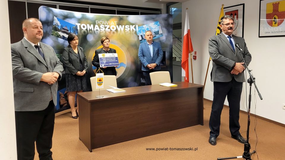  Na zdjęciu: uczestnicy konferencji prasowej, która odbyła się w piątek, 22 października 2021 roku, w sali konferencyjnej w Starostwie Powiatowym w Tomaszowie Mazowieckim, podczas której podpisana została umowa na remont chodnika na ulicy Majowej: Mariusz Węgrzynowski – Starosta Powiatu Tomaszowskiego, Leszek Ogórek – Wicestarosta Powiatu Tomaszowskiego, Elżbieta Łojszczyk – członek Zarządu Powiatu Tomaszowskiego, Szymon Michalak – radny Rady Powiatu Tomaszowskiego, Elżbieta Rudzka – dyrektor Zarządu Dróg Powiatowych i Jarosław Bebak – właściciel Firmy Progres Bud z Mniszkowa, wykonawca remontu chodnika na ulicy Majowej 