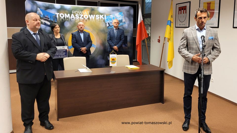 Na zdjęciu: od prawej: Marek Kubiak – członek Zarządu Powiatu Tomaszowskiego, Włodzimierz Justyna – przewodniczący Komisji Rewizyjnej, Leon Karwat – przewodniczący Komisji Edukacji, Kultury i Sportu Rady Powiatu Tomaszowskiego, Elżbieta Rudzka – dyrektor Zarządu Dróg Powiatowych, Mariusz Węgrzynowski – Starosta Powiatu Tomaszowskiego,, podczas podpisania umowy na realizację zadania pod nazwą: „Budowa utwardzonego pobocza w ciągu drogi powiatowej Nr 4310E  ul. Zielona w Rzeczycy”