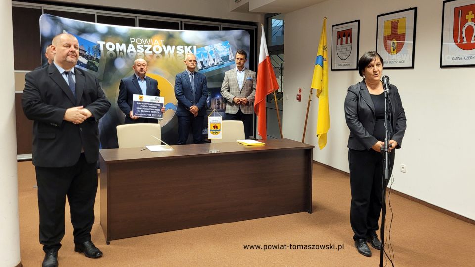 Na zdjęciu: od prawej: Elżbieta Rudzka – dyrektor Zarządu Dróg Powiatowych, Marek Kubiak – członek Zarządu Powiatu Tomaszowskiego, Włodzimierz Justyna – przewodniczący Komisji Rewizyjnej, Leon Karwat – przewodniczący Komisji Edukacji, Kultury i Sportu Rady Powiatu Tomaszowskiego, Mariusz Węgrzynowski – Starosta Powiatu Tomaszowskiego, podczas podpisania umowy na realizację zadania pod nazwą: „Budowa utwardzonego pobocza w ciągu drogi powiatowej Nr 4310E  ul. Zielona w Rzeczycy”