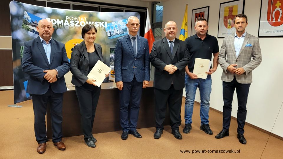 Na zdjęciu: od prawej: Marek Kubiak – członek Zarządu Powiatu Tomaszowskiego, Sebastian Śliwiński – właściciel Firmy P.P.H.U. Sebastian Śliwiński, Mariusz Węgrzynowski – Starosta Powiatu Tomaszowskiego, Włodzimierz Justyna – przewodniczący Komisji Rewizyjnej, Elżbieta Rudzka – dyrektor Zarządu Dróg Powiatowych, Leon Karwat – przewodniczący Komisji Edukacji, Kultury i Sportu Rady Powiatu Tomaszowskiego, podczas podpisania umowy na realizację zadania pod nazwą: „Budowa utwardzonego pobocza w ciągu drogi powiatowej Nr 4310E  ul. Zielona w Rzeczycy”