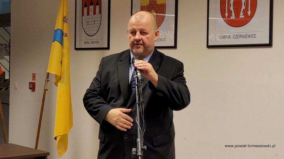 Na zdjęciu: od prawej: Mariusz Węgrzynowski – Starosta Powiatu Tomaszowskiego, podczas konferencji prasowej w Starostwie Powiatowym w Tomaszowie Mazowieckim, na której została podpisana umowa z wykonawcą, na realizację zadania pod nazwą: „Budowa utwardzonego pobocza w ciągu drogi powiatowej Nr 4310E  ul. Zielona w Rzeczycy”