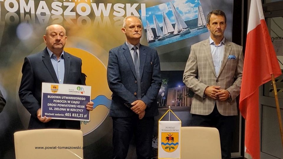 Na zdjęciu: od prawej: Marek Kubiak – członek Zarządu Powiatu Tomaszowskiego, Włodzimierz Justyna – przewodniczący Komisji Rewizyjnej, Leon Karwat – przewodniczący Komisji Edukacji, Kultury i Sportu Rady Powiatu Tomaszowskiego, podczas podpisania umowy na realizację zadania pod nazwą: „Budowa utwardzonego pobocza w ciągu drogi powiatowej Nr 4310E  ul. Zielona w Rzeczycy”