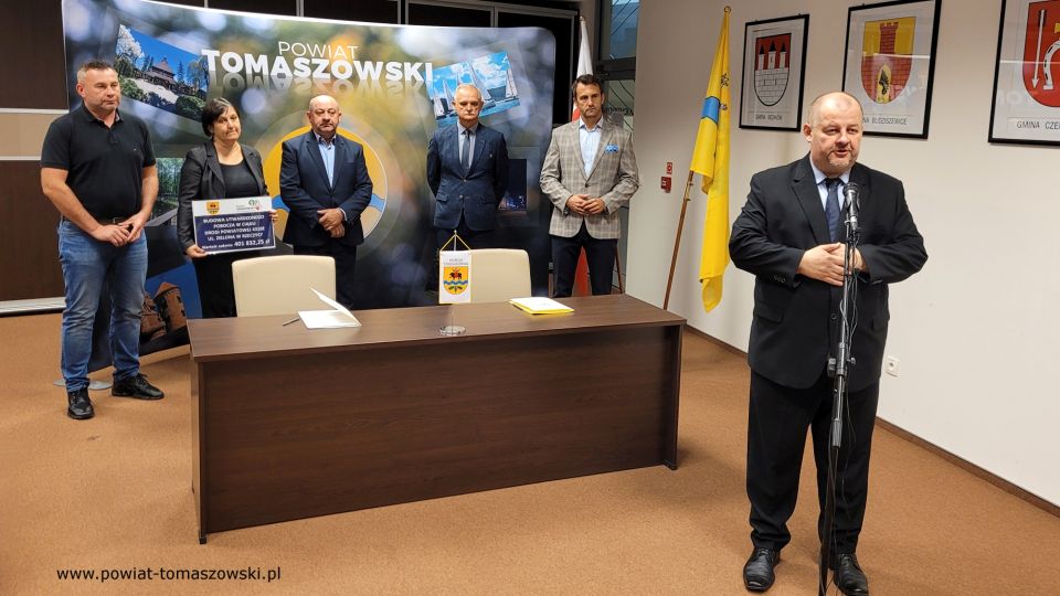 Na zdjęciu: od prawej: Mariusz Węgrzynowski – Starosta Powiatu Tomaszowskiego, Marek Kubiak – członek Zarządu Powiatu Tomaszowskiego, Włodzimierz Justyna – przewodniczący Komisji Rewizyjnej, Leon Karwat – przewodniczący Komisji Edukacji, Kultury i Sportu Rady Powiatu Tomaszowskiego, Elżbieta Rudzka – dyrektor Zarządu Dróg Powiatowych i Sebastian Śliwiński – właściciel Firmy P.P.H.U. Sebastian Śliwiński, podczas podpisania umowy na realizację zadania pod nazwą: „Budowa utwardzonego pobocza w ciągu drogi powiatowej Nr 4310E  ul. Zielona w Rzeczycy”
