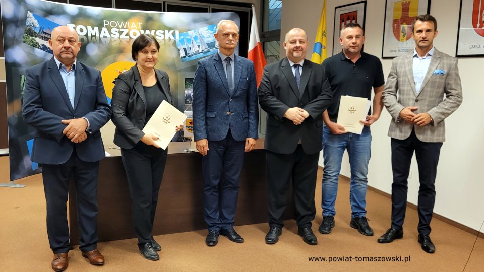 Na zdjęciu: od prawej: Marek Kubiak – członek Zarządu Powiatu Tomaszowskiego, Sebastian Śliwiński – właściciel Firmy P.P.H.U. Sebastian Śliwiński, Mariusz Węgrzynowski – Starosta Powiatu Tomaszowskiego, Włodzimierz Justyna – przewodniczący Komisji Rewizyjnej, Elżbieta Rudzka – dyrektor Zarządu Dróg Powiatowych, Leon Karwat – przewodniczący Komisji Edukacji, Kultury i Sportu Rady Powiatu Tomaszowskiego, podczas podpisania umowy na realizację zadania pod nazwą: „Budowa utwardzonego pobocza w ciągu drogi powiatowej Nr 4310E  ul. Zielona w Rzeczycy”