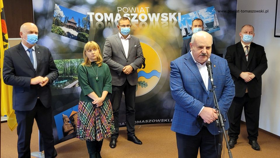Zdjęcie z konferencji prasowej, dotyczącej pomocy udzielonej przez Urząd Marszałkowski w Łodzi dla Tomaszowskiego Centrum Zdrowia, która odbyła się w piątek, 3 grudnia 2021 roku, w sali konferencyjnej w Starostwie Powiatowym w Tomaszowie Mazowieckim