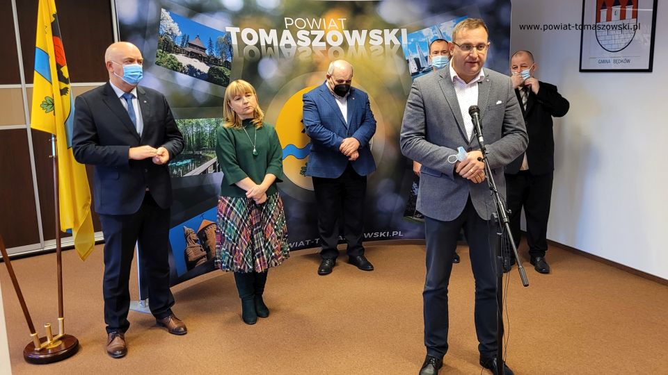 Zdjęcie z konferencji prasowej, dotyczącej pomocy udzielonej przez Urząd Marszałkowski w Łodzi dla Tomaszowskiego Centrum Zdrowia, która odbyła się w piątek, 3 grudnia 2021 roku, w sali konferencyjnej w Starostwie Powiatowym w Tomaszowie Mazowieckim