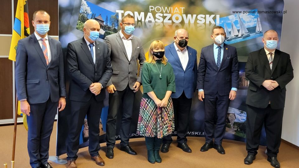 Zdjęcie z konferencji prasowej, dotyczącej pomocy udzielonej przez Urząd Marszałkowski w Łodzi dla Tomaszowskiego Centrum Zdrowia, która odbyła się w piątek, 3 grudnia 2021 roku, w sali konferencyjnej w Starostwie Powiatowym w Tomaszowie Mazowieckim