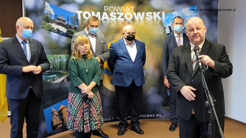 Zdjęcie z konferencji prasowej, dotyczącej pomocy udzielonej przez Urząd Marszałkowski w Łodzi dla Tomaszowskiego Centrum Zdrowia, która odbyła się w piątek, 3 grudnia 2021 roku, w sali konferencyjnej w Starostwie Powiatowym w Tomaszowie Mazowieckim