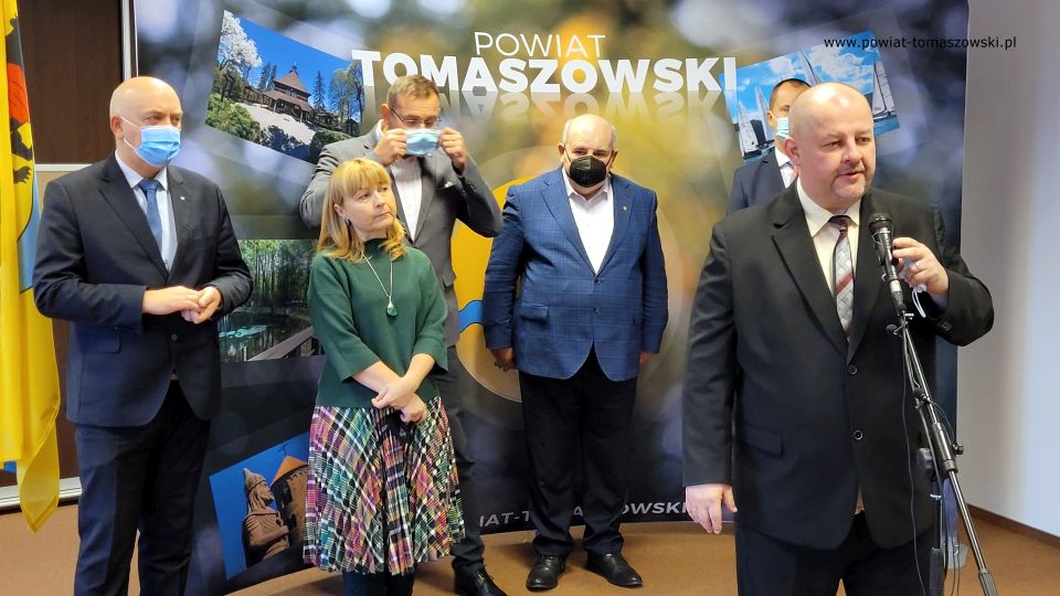 Zdjęcie z konferencji prasowej, dotyczącej pomocy udzielonej przez Urząd Marszałkowski w Łodzi dla Tomaszowskiego Centrum Zdrowia, która odbyła się w piątek, 3 grudnia 2021 roku, w sali konferencyjnej w Starostwie Powiatowym w Tomaszowie Mazowieckim
