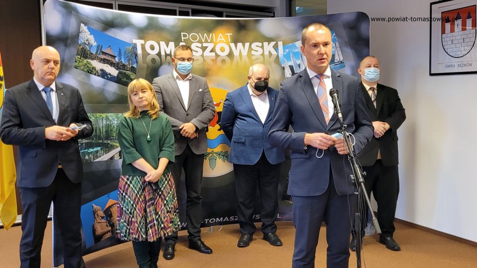 Zdjęcie z konferencji prasowej, dotyczącej pomocy udzielonej przez Urząd Marszałkowski w Łodzi dla Tomaszowskiego Centrum Zdrowia, która odbyła się w piątek, 3 grudnia 2021 roku, w sali konferencyjnej w Starostwie Powiatowym w Tomaszowie Mazowieckim