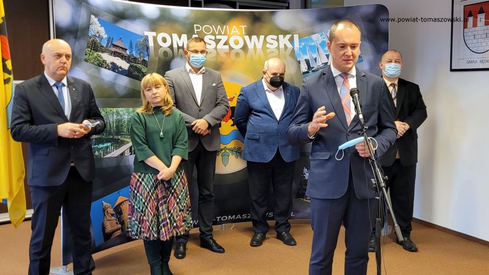 Zdjęcie z konferencji prasowej, dotyczącej pomocy udzielonej przez Urząd Marszałkowski w Łodzi dla Tomaszowskiego Centrum Zdrowia, która odbyła się w piątek, 3 grudnia 2021 roku, w sali konferencyjnej w Starostwie Powiatowym w Tomaszowie Mazowieckim
