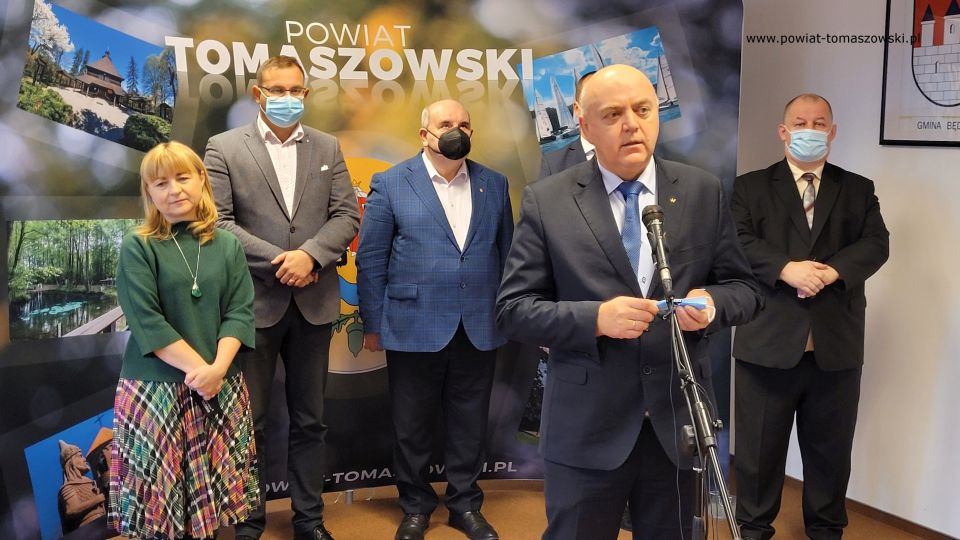 Zdjęcie z konferencji prasowej, dotyczącej pomocy udzielonej przez Urząd Marszałkowski w Łodzi dla Tomaszowskiego Centrum Zdrowia, która odbyła się w piątek, 3 grudnia 2021 roku, w sali konferencyjnej w Starostwie Powiatowym w Tomaszowie Mazowieckim