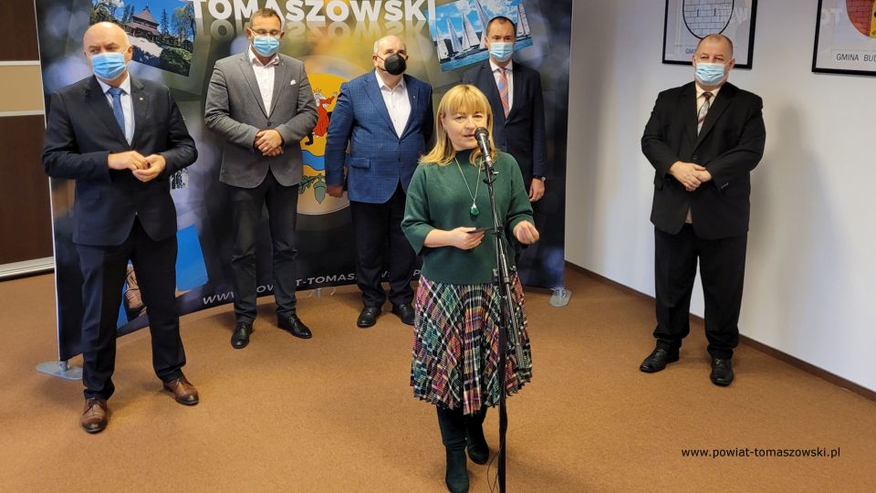 Zdjęcie z konferencji prasowej, dotyczącej pomocy udzielonej przez Urząd Marszałkowski w Łodzi dla Tomaszowskiego Centrum Zdrowia, która odbyła się w piątek, 3 grudnia 2021 roku, w sali konferencyjnej w Starostwie Powiatowym w Tomaszowie Mazowieckim