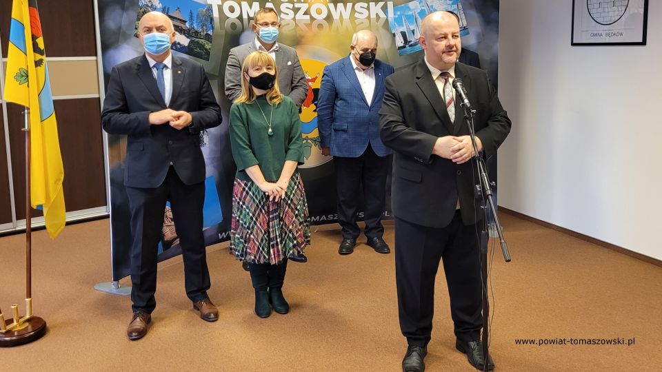 Zdjęcie z konferencji prasowej, dotyczącej pomocy udzielonej przez Urząd Marszałkowski w Łodzi dla Tomaszowskiego Centrum Zdrowia, która odbyła się w piątek, 3 grudnia 2021 roku, w sali konferencyjnej w Starostwie Powiatowym w Tomaszowie Mazowieckim