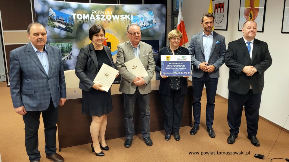 Na zdjęciu: od prawej Mariusz Węgrzynowski – Starosta Powiatu Tomaszowskiego, powitał uczestników konferencji: Marek Kubiak – członek Zarządu Powiatu Tomaszowskiego, Elżbieta Łojszczyk – członek Zarządu Powiatu Tomaszowskiego, Marek Kijanowicz – dyrektor naczelny Przedsiębiorstwa Budowy Dróg i Mostów ERBADIM Sp. Z o.o. z Piotrkowa Trybunalskiego – wykonawca zadania, Elżbieta Rudzka – dyrektor Zarządu Dróg Powiatowych, Jan Balcerek– radny Rady Powiatu Tomaszowskiego, podczas podpisania umowy na realizację zadania pod nazwą: „Modernizacja drogi powiatowej numer 4319E Ujazd – Janków”