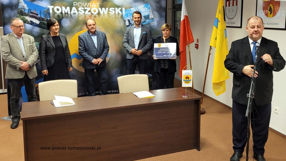 Na zdjęciu: od prawej stoją: Mariusz Węgrzynowski – Starosta Powiatu Tomaszowskiego, powitał uczestników konferencji: Elżbieta Łojszczyk – członek Zarządu Powiatu Tomaszowskiego, Marek Kubiak – członek Zarządu Powiatu Tomaszowskiego, Jan Balcerek– radny Rady Powiatu Tomaszowskiego, siedzą: Elżbieta Rudzka – dyrektor Zarządu Dróg Powiatowych i Marek Kijanowicz – dyrektor naczelny Przedsiębiorstwa Budowy Dróg i Mostów ERBADIM Sp. Z o.o. z Piotrkowa Trybunalskiego – wykonawca zadania, podczas podpisania umowy na realizację zadania pod nazwą: „Modernizacja drogi powiatowej numer 4319E Ujazd – Janków”