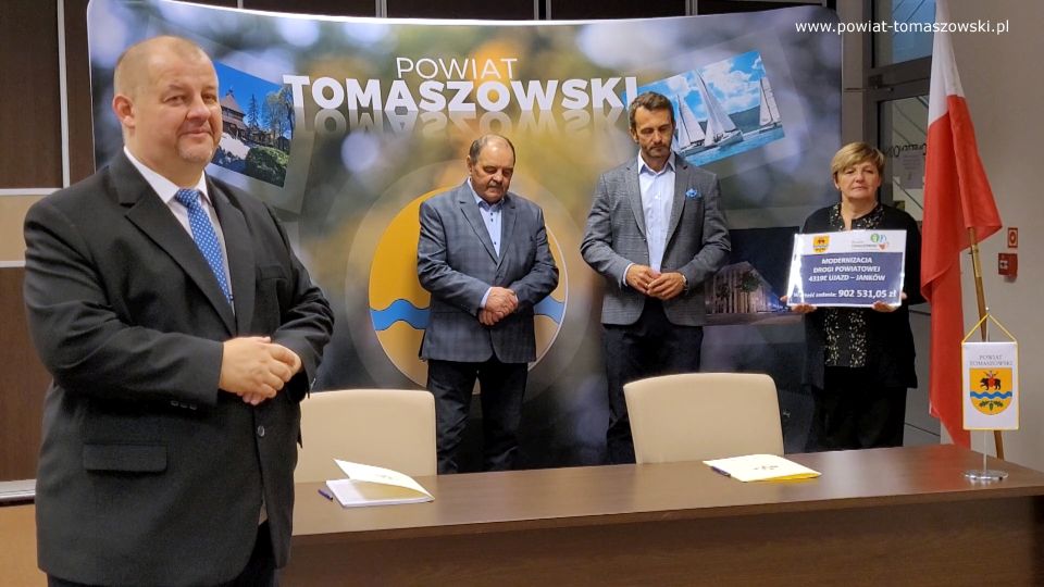 Na zdjęciu: od lewej: Mariusz Węgrzynowski – Starosta Powiatu Tomaszowskiego, powitał uczestników konferencji: Jan Balcerek– radny Rady Powiatu Tomaszowskiego, Marek Kubiak – członek Zarządu Powiatu Tomaszowskiego, Elżbieta Łojszczyk – członek Zarządu Powiatu Tomaszowskiego, podczas podpisania umowy na realizację zadania pod nazwą: „Modernizacja drogi powiatowej numer 4319E Ujazd – Janków”